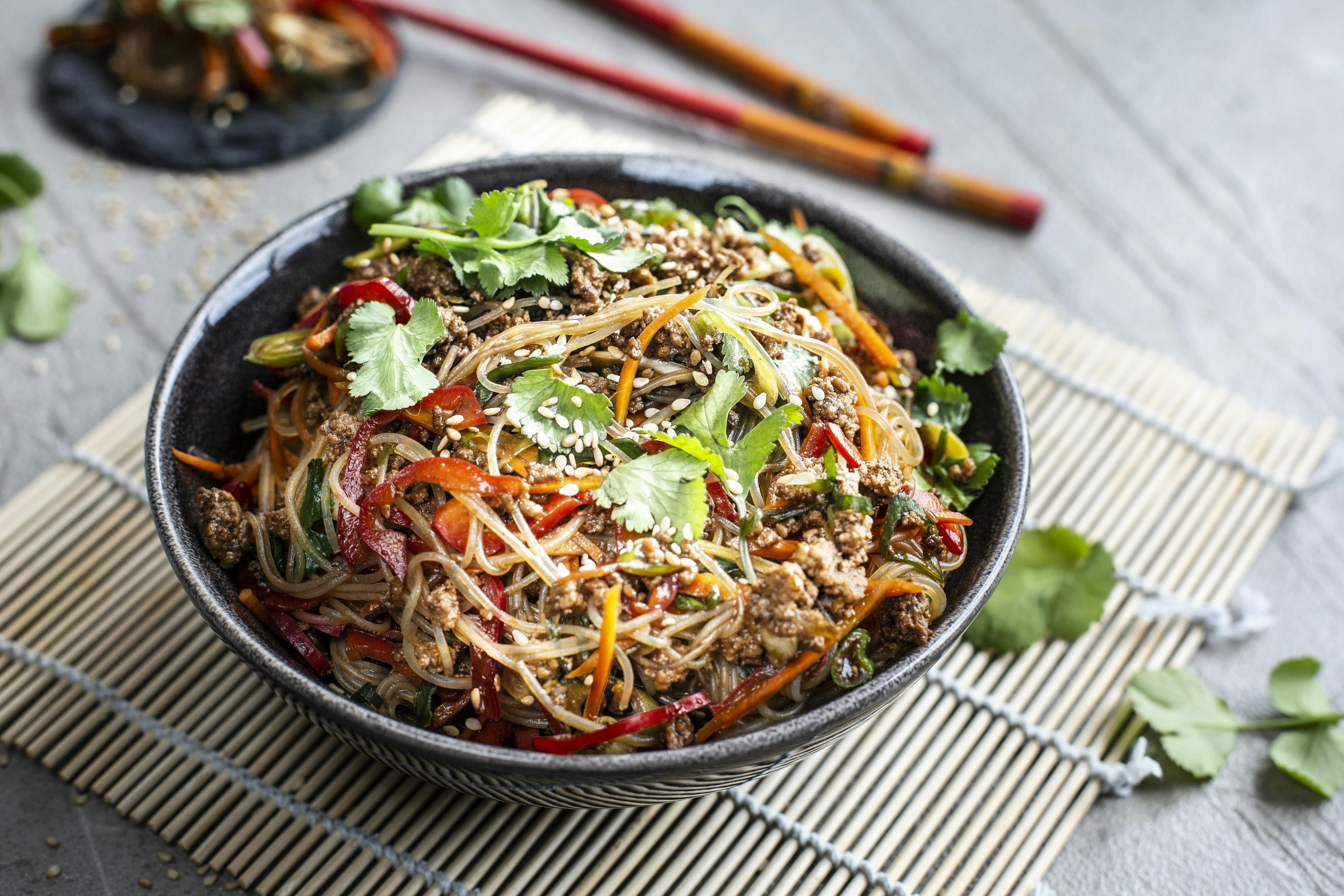 Thai-Salat mit Rindfleisch und Glasnudeln | Rezept | FOODBOOM