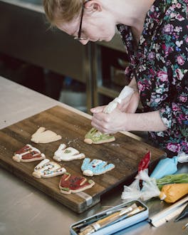 Julia verziert Kekse mit Farbe