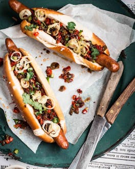 Laugen-Hotdog mit Paprika-Relish, Röstzwiebeln und selbst gemachter Senfcreme