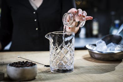 Vodka in das Rührglas füllen