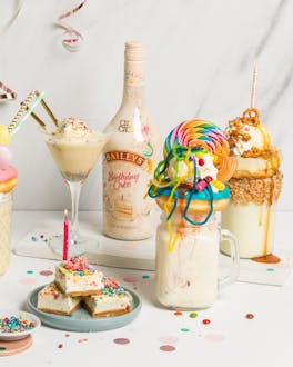 Baileys Birthday Cake Compilation mit bunten Freakshakes und Funfetti-Bites vor hellem Hintergrund
