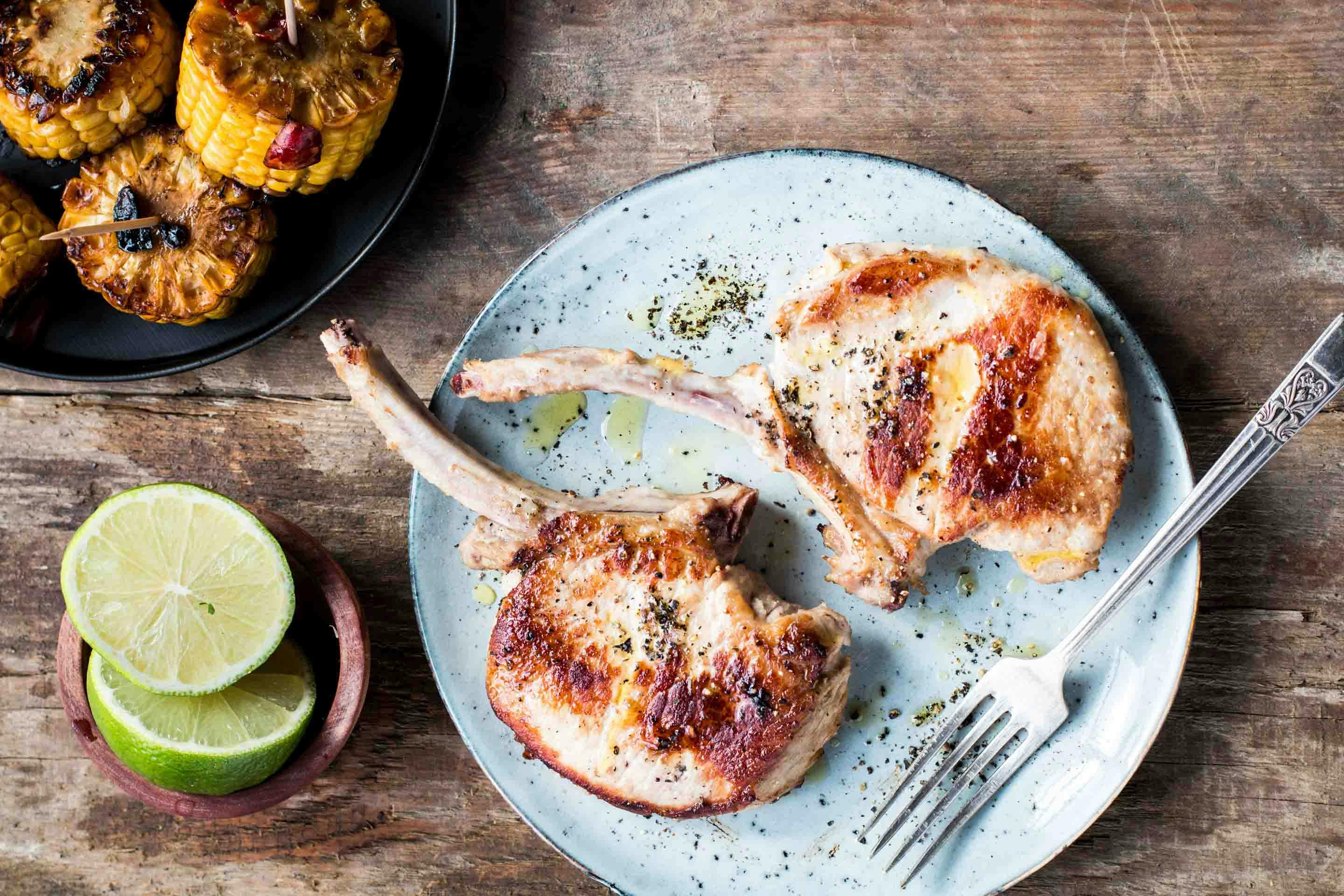 Schweinekoteletts mit Maiskolben | Rezept | FOODBOOM