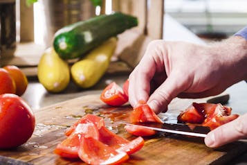 Kerngehäuse wird aus Tomaten für die Gemüselasagne entfernt
