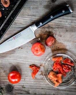 Messer mit Tomaten