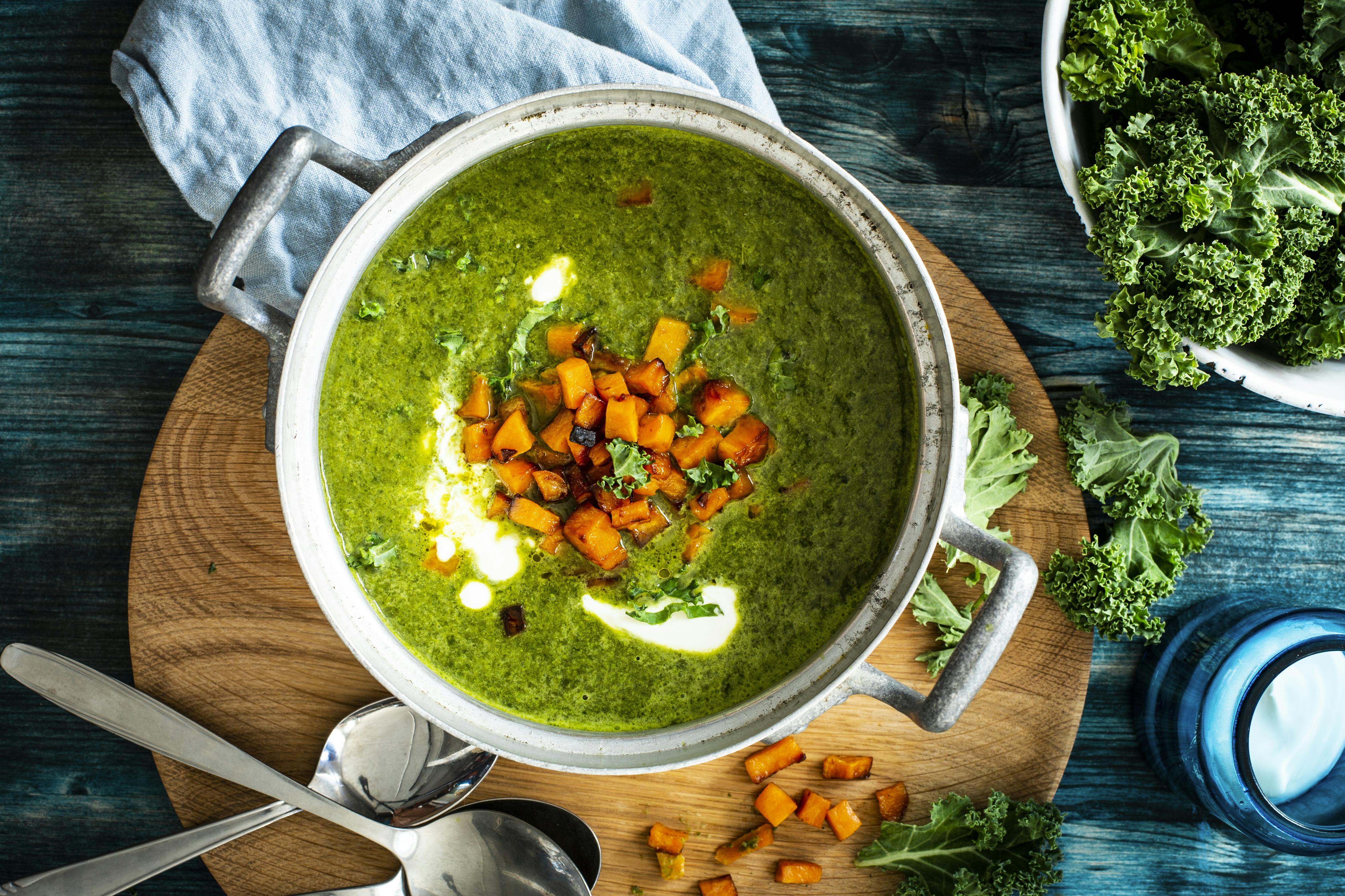 Vegetarische Grünkohlsuppe mit Süßkartoffeln | Rezept | FOODBOOM