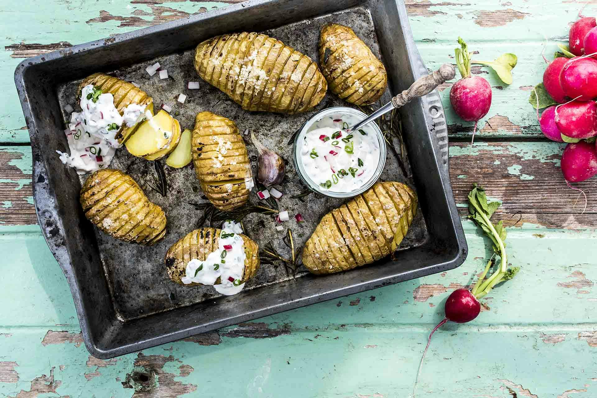 Kartoffelfächer mit Radieschen-Quark | Rezept | FOODBOOM