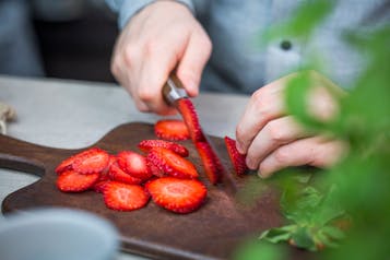 Erdbeeren, die in Scheiben geschnitten werden