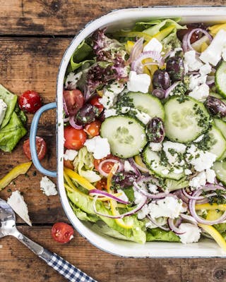 Griechischer Salat mit roten Zwiebeln, Paprika, Gurken, Tomaten und Feta.