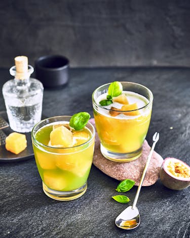 Gin Basil Smash mit Pfirsich-Maracuja-Eiswürfeln