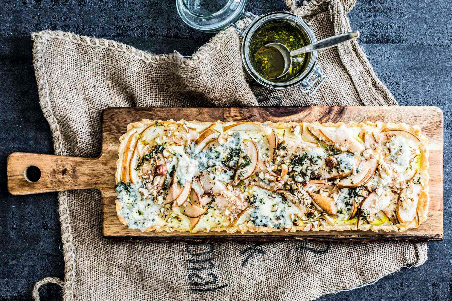 Herzhafte Birnentarte mit Roquefort | Rezept | FOODBOOM
