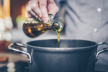 Olivenöl-in-einen-Topf-geben