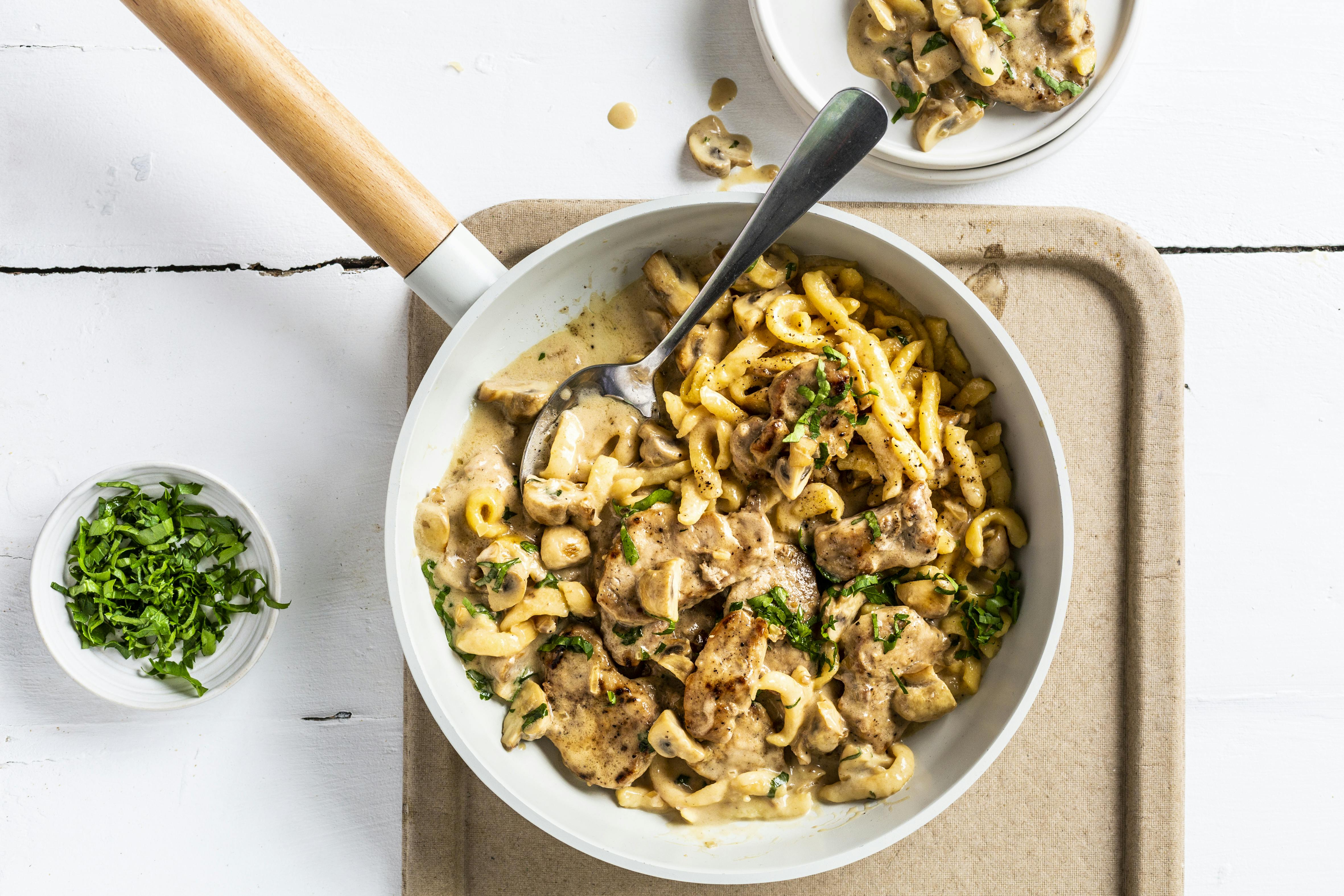 Schnitzelpfanne mit Spätzle und Champignons | Rezept | FOODBOOM