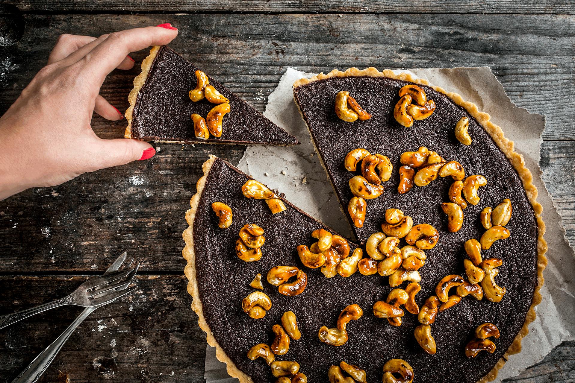 Klassische Tarte au Chocolat mit Cashew-Senf-Topping | Rezept | FOODBOOM