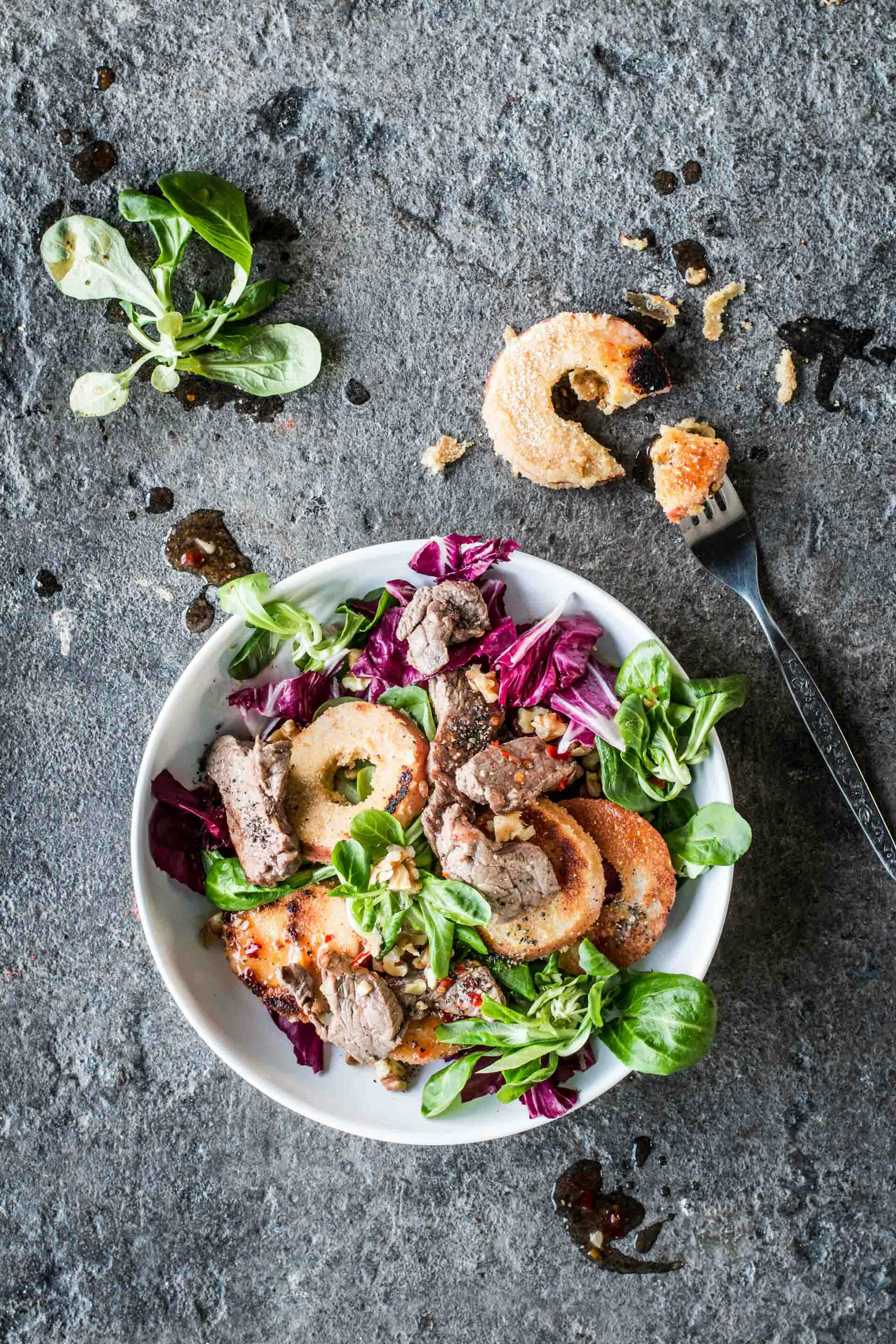 Feldsalat mit panierten Birnenringen und Steakstreifen | Rezept | FOODBOOM