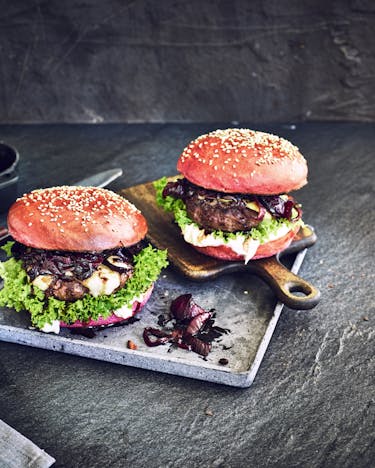 Beef Burger mit Kirsch-Pflaumen-Zwiebelconfit