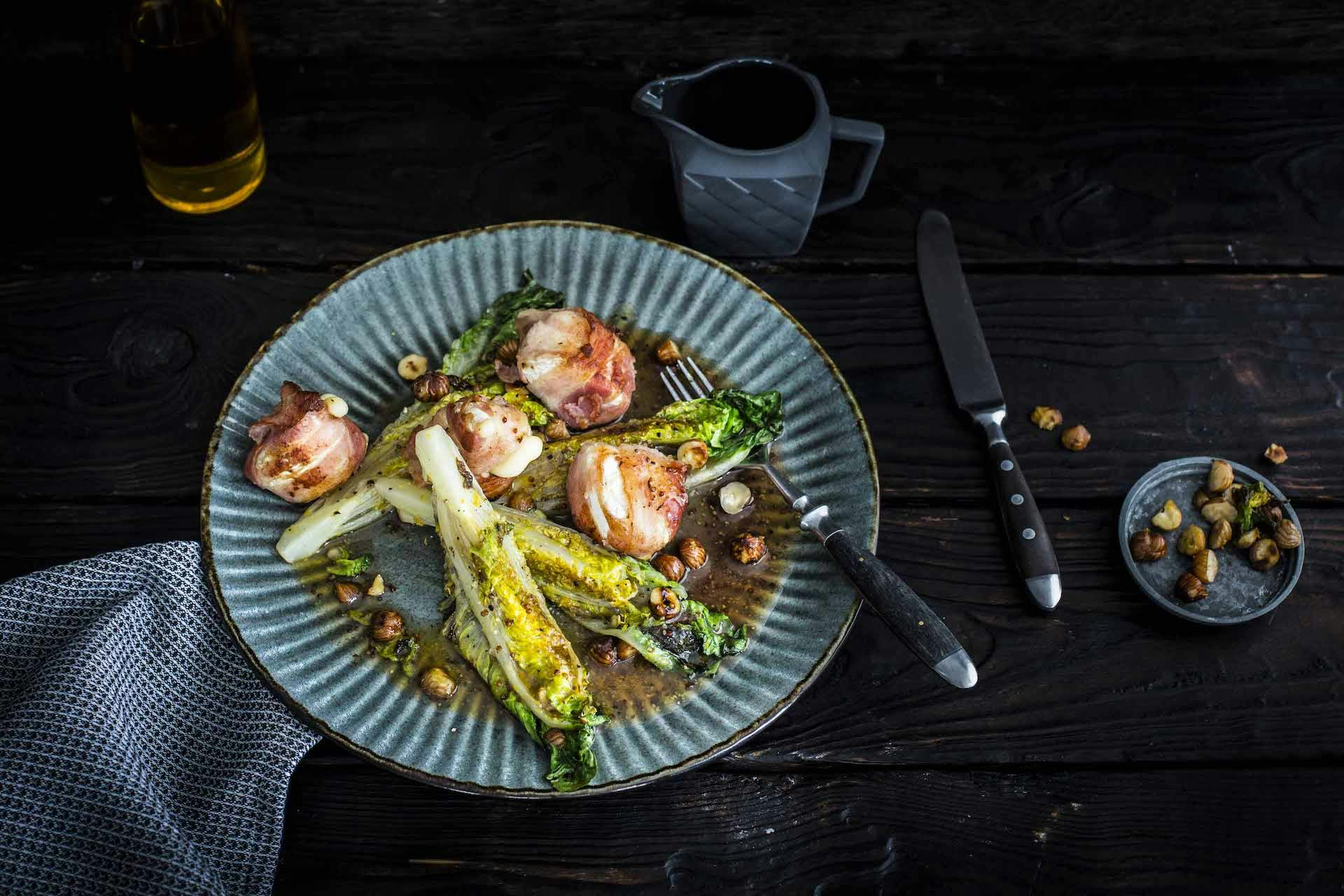 Gebratener Romanasalat mit Camembert und Speck | Rezept | FOODBOOM
