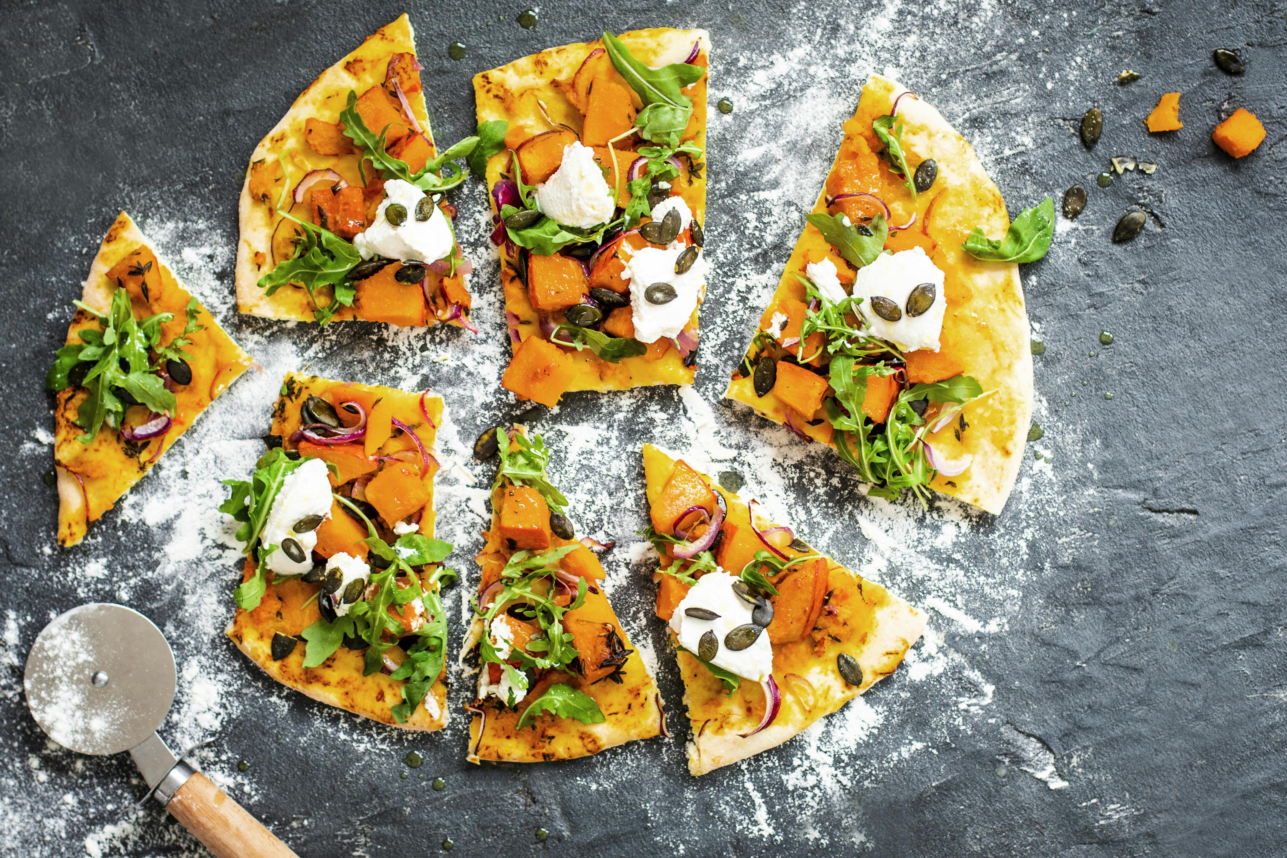 Pizza mit Kürbis, Ricotta und Rucola | Rezept | FOODBOOM