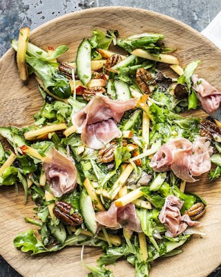Salat mit Nektarinen und luftgetrocknetem Schinken