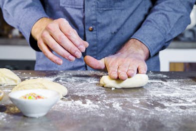 Italienische Donuts werden zu Teigsträngen per Hand geformt
