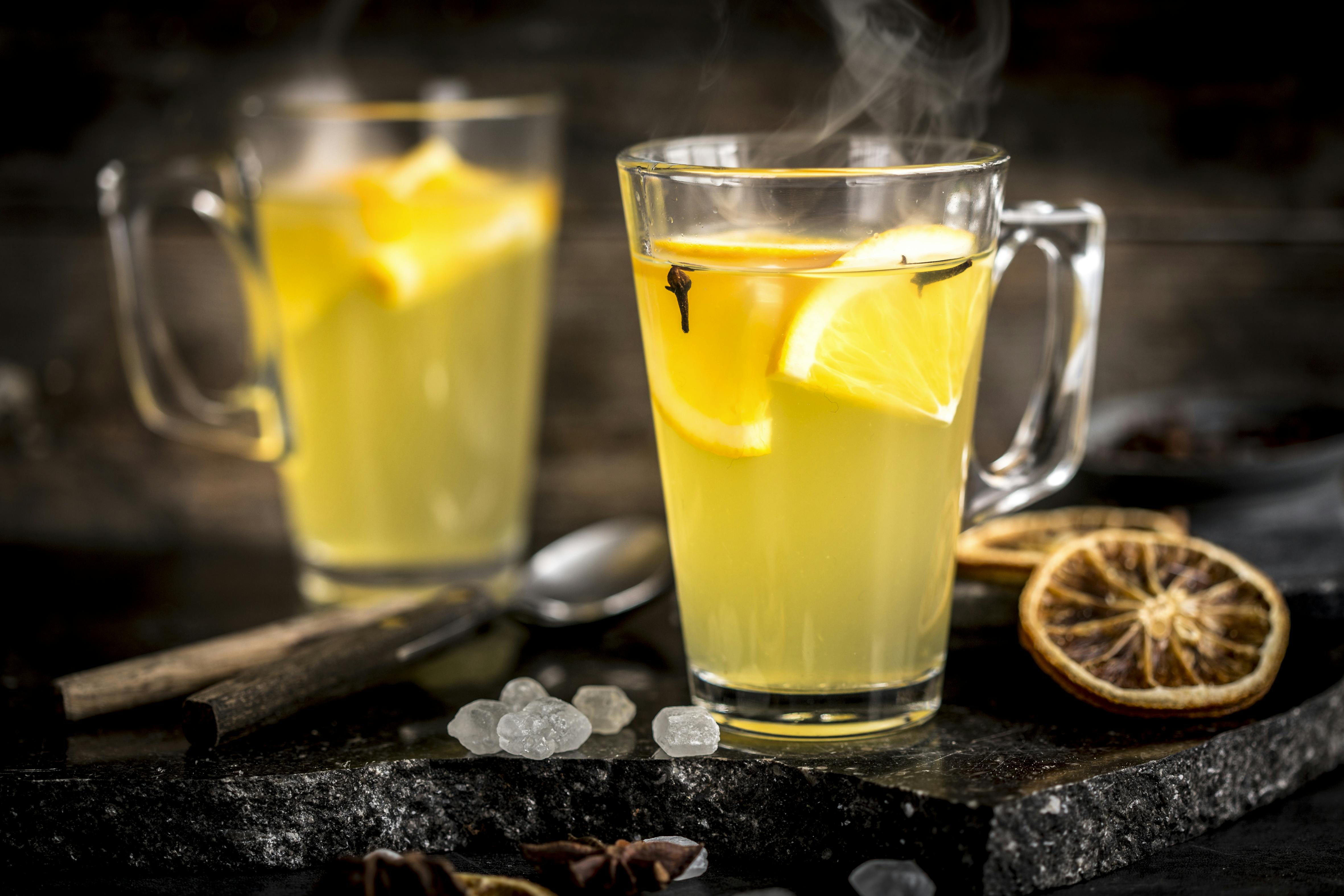 Weißer Glühwein mit Schuss | Rezept | FOODBOOM
