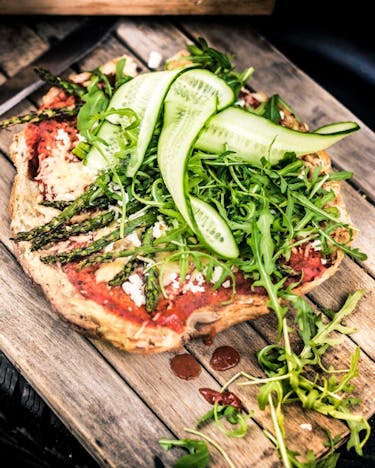 Fladenbrot-Pizza mit Spargel, Feta und Tomatensauce
