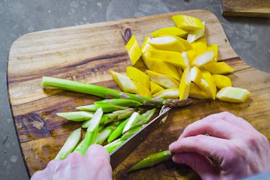 Spargel und  Zucchini werden mundgerecte Stücke geschnitten