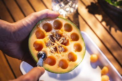 Cantaloupe Melone Mit Kugelausstecher Aushoehlen