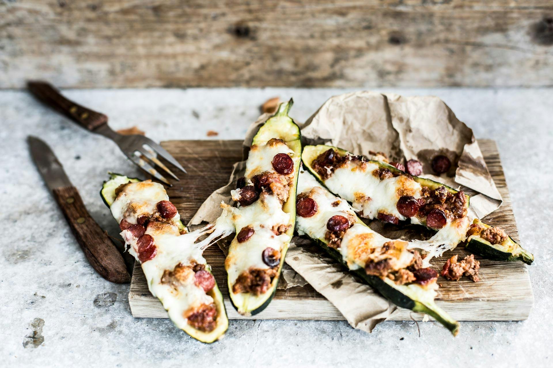 Gebackene Zucchini-Schiffchen mit Hackfleisch | Rezept | FOODBOOM