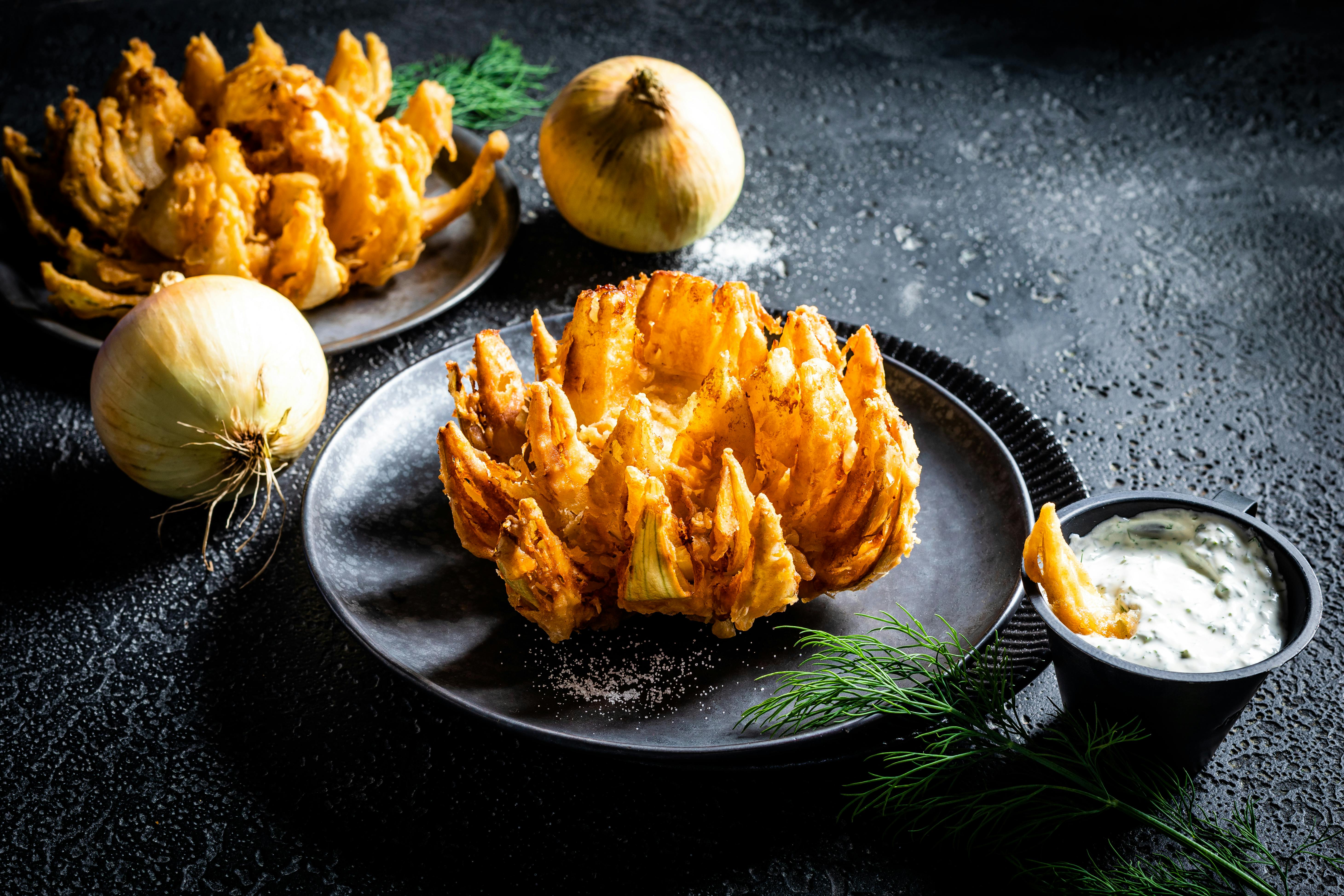 Blooming-Onion – frittierte Zwiebel-Blume | Rezept | FOODBOOM