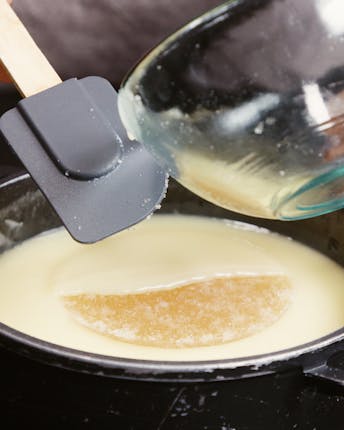 Metall Schneebesen verwendet wird Butter und Karamell Sirup in