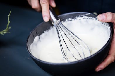 Ei und Zucker in einer Schüssel mit dem Schneebesen schaumig rühren.