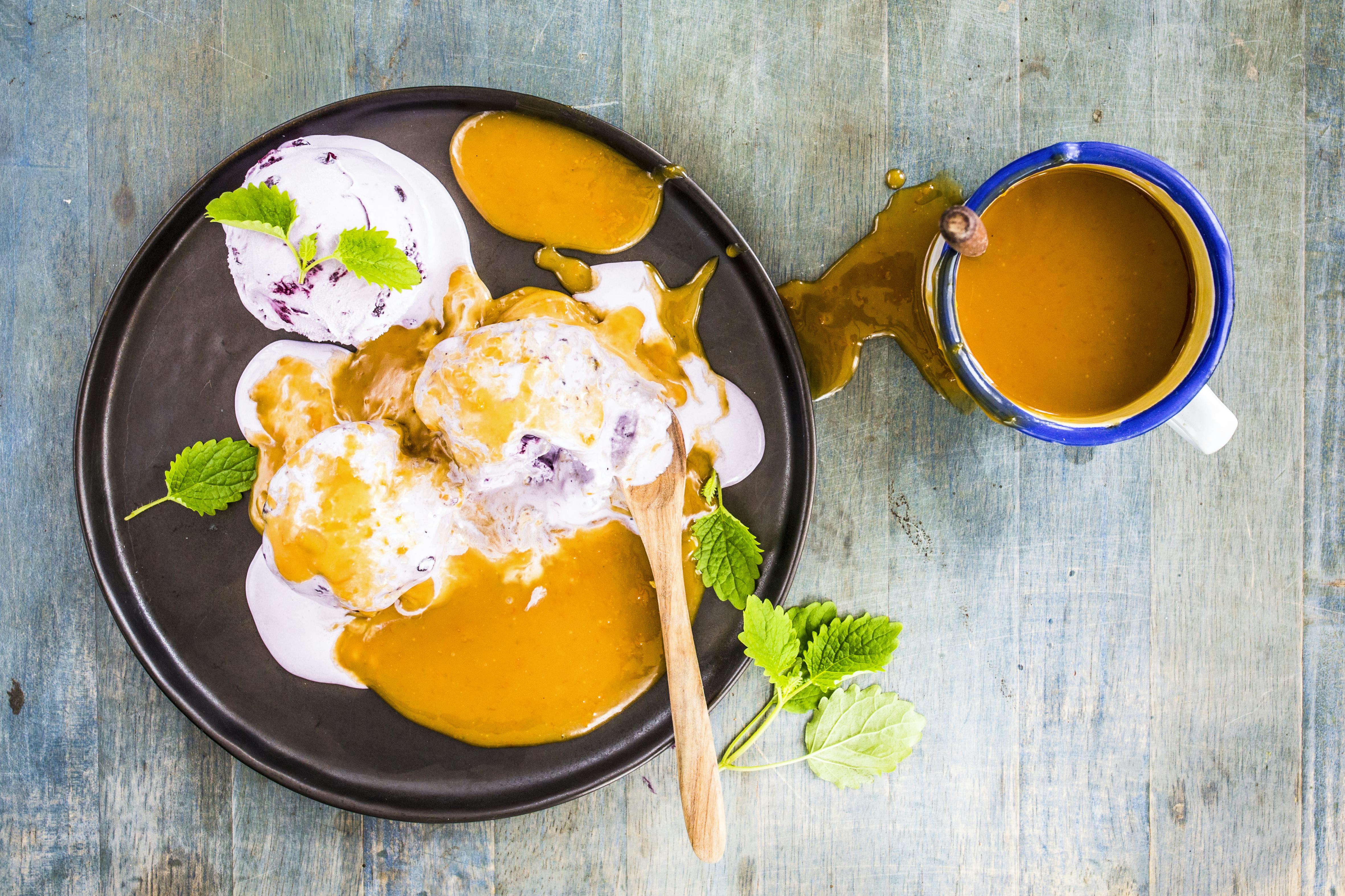 Weiße Schokoladensauce mit Orangensaft | Rezept | FOODBOOM