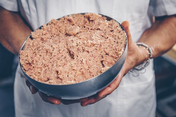 Fleischfüllung für selbst gemachte Tortellini wird in Metallschüssel gezeigt