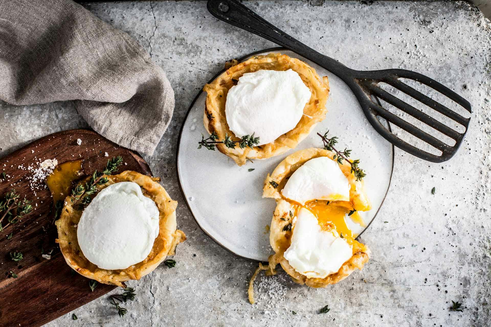 Porchiertes Ei auf Zwiebeltörtchen | Rezept | FOODBOOM