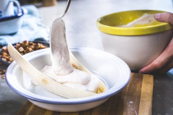 Bananen Split Mit Granola Joghurt Auf Banane Verteilen