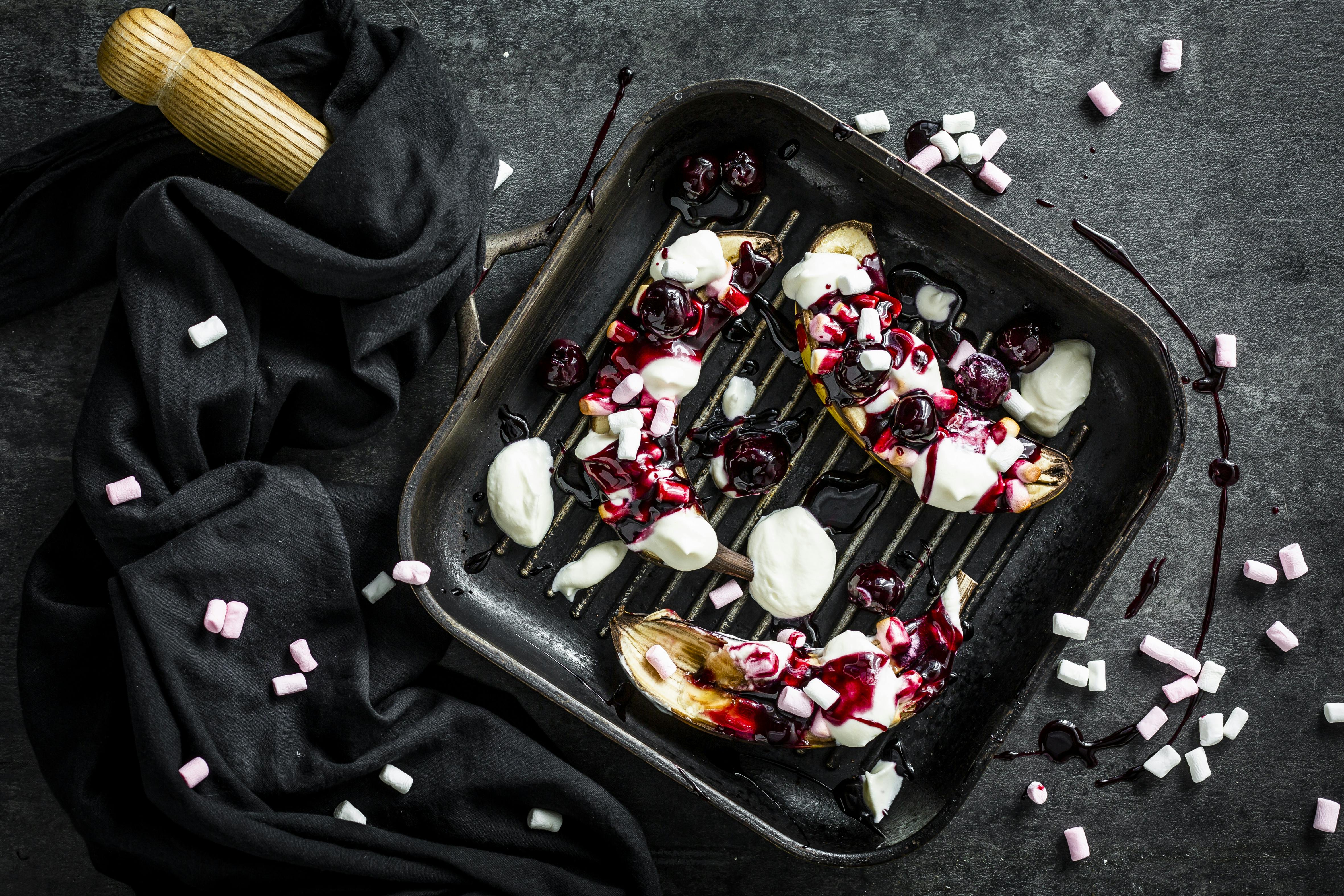 Grillbanane mit Kirschsauce | Rezept | FOODBOOM