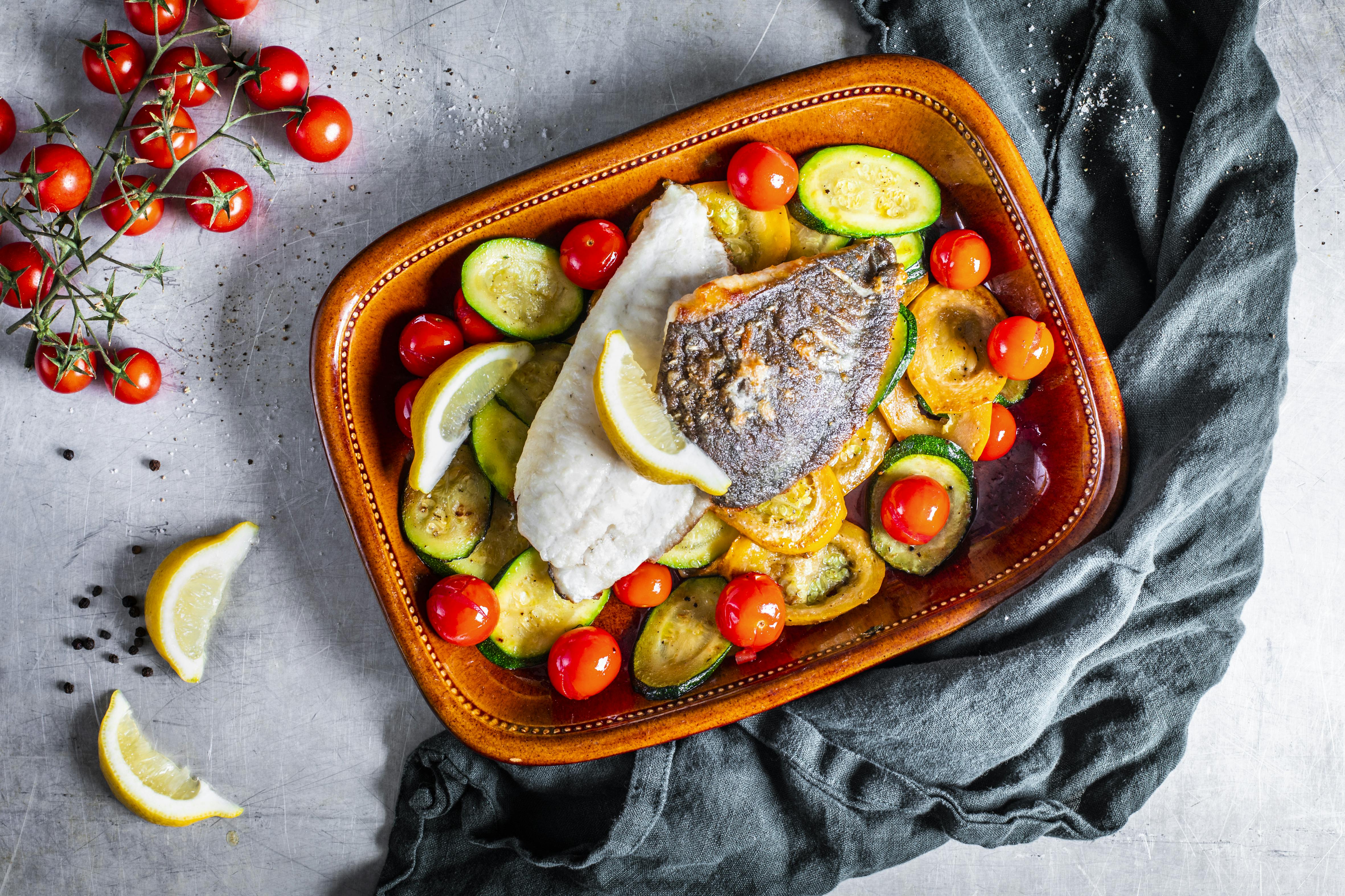 Steinbutt mit Zucchini und Tomaten | Rezept | FOODBOOM