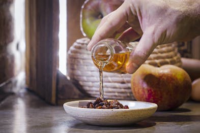 Rum wird über Rpsinen gegossen für italienischen Apfelstrudel