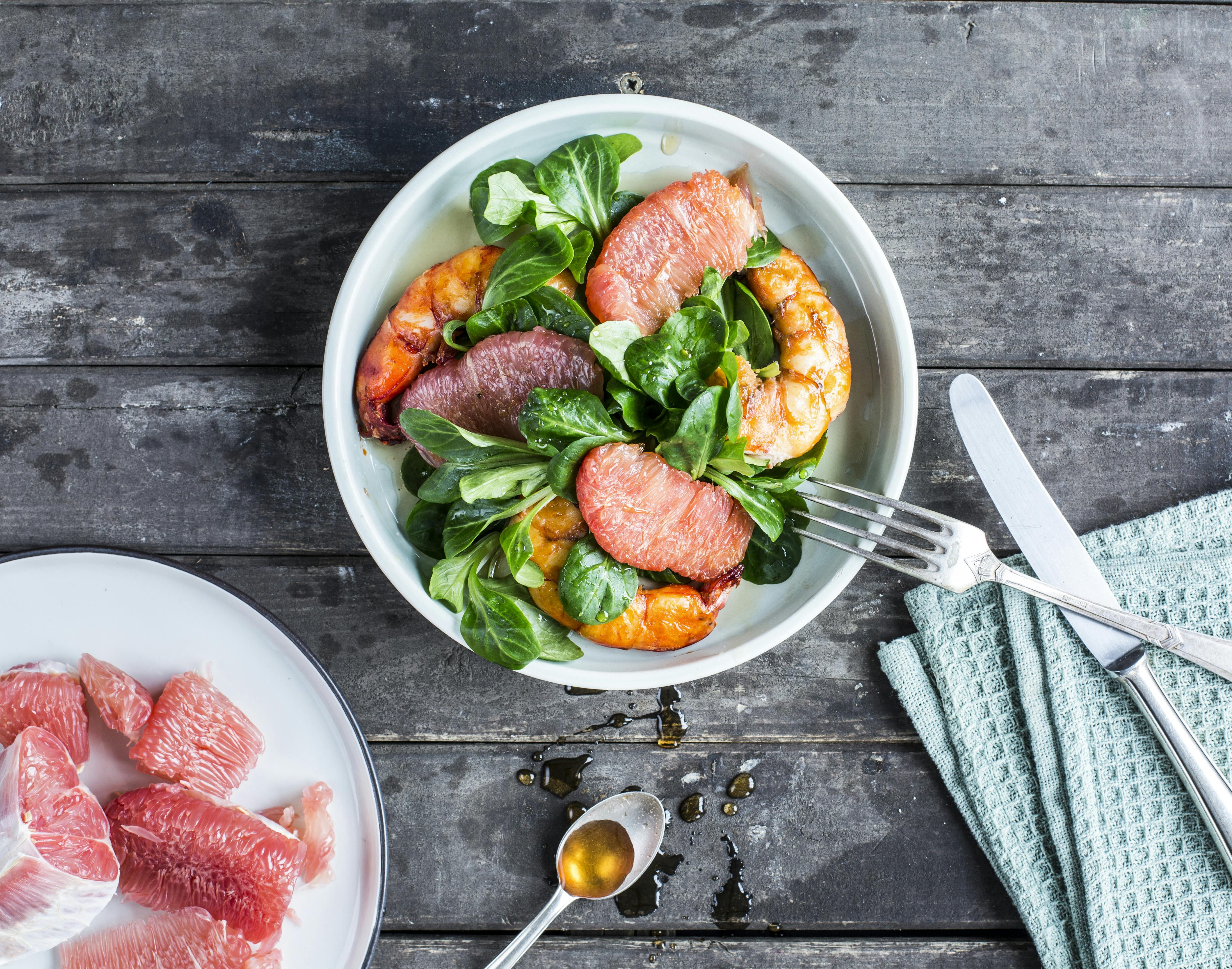 Feldsalat mit gebratener Pomelo | Rezept | FOODBOOM