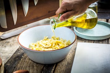 Nudeln mit Öl beträufeln - Italienischer Nudelsalat
