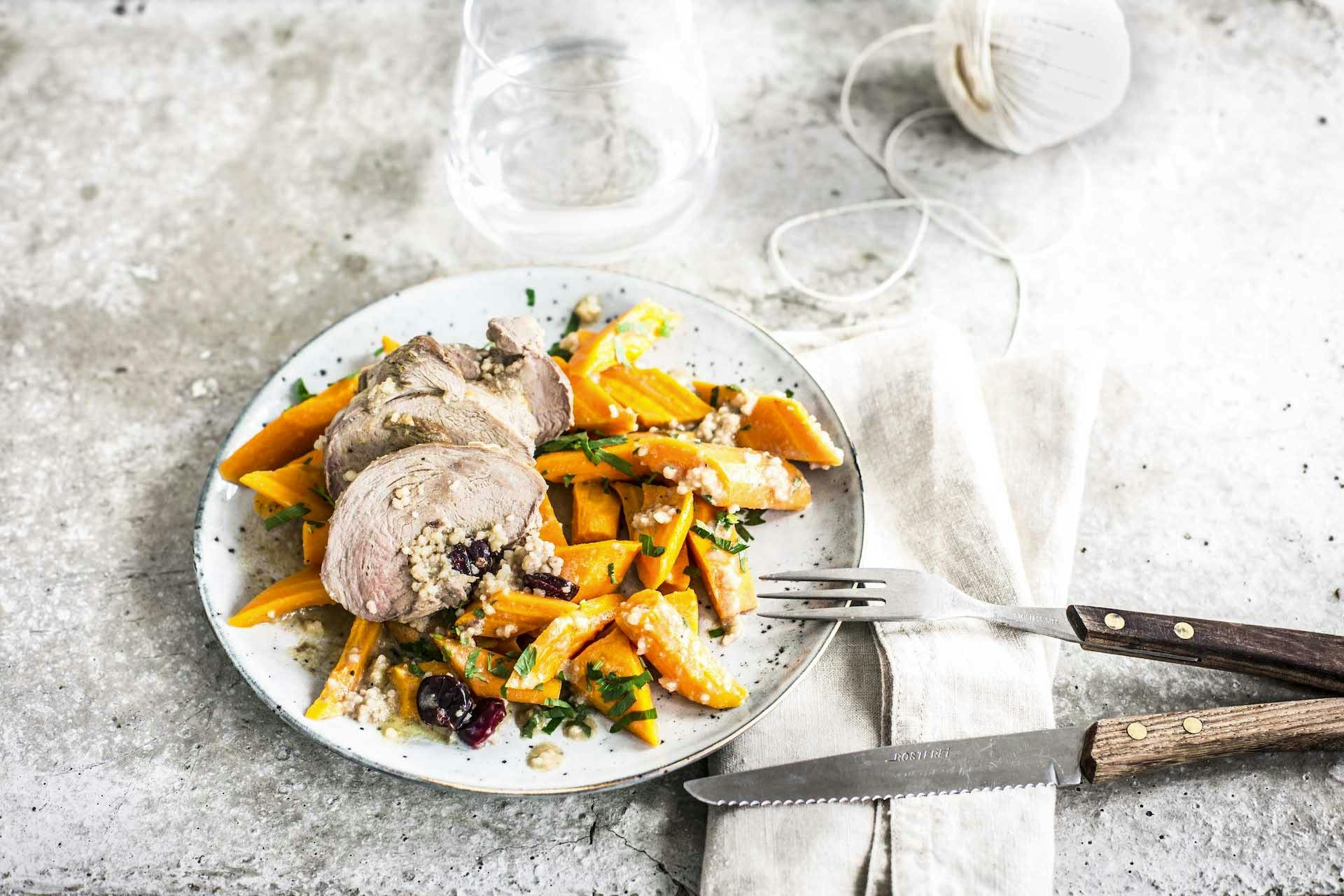 Gefüllter Lammbraten mit Couscous auf glasierten Möhren | Rezept | FOODBOOM