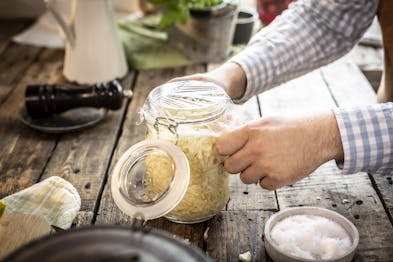 Selbst gemachtes Sauerkraut: Glas abdecken