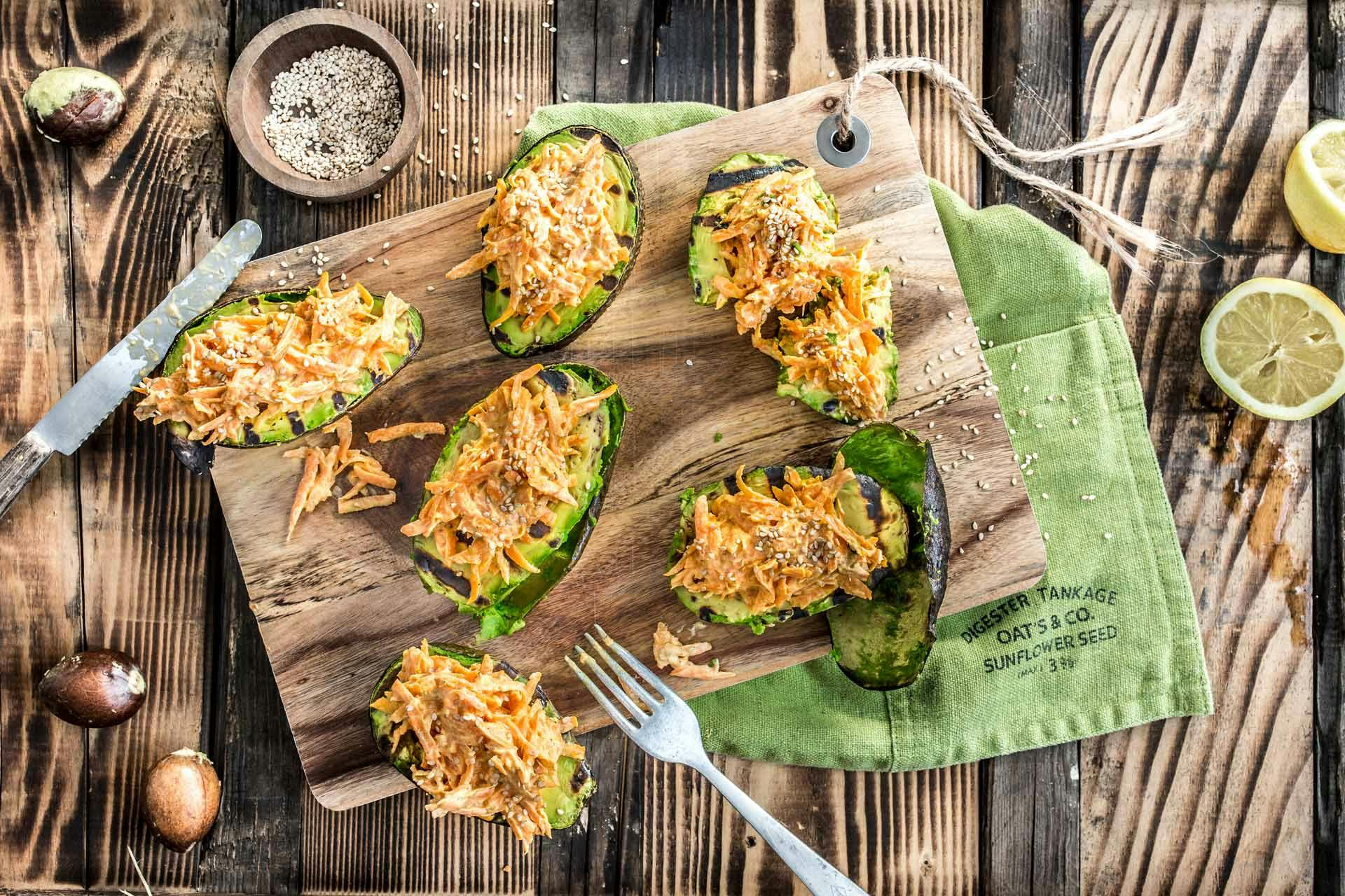 Avocado mit Möhren-Sesamsalat | Rezept | FOODBOOM