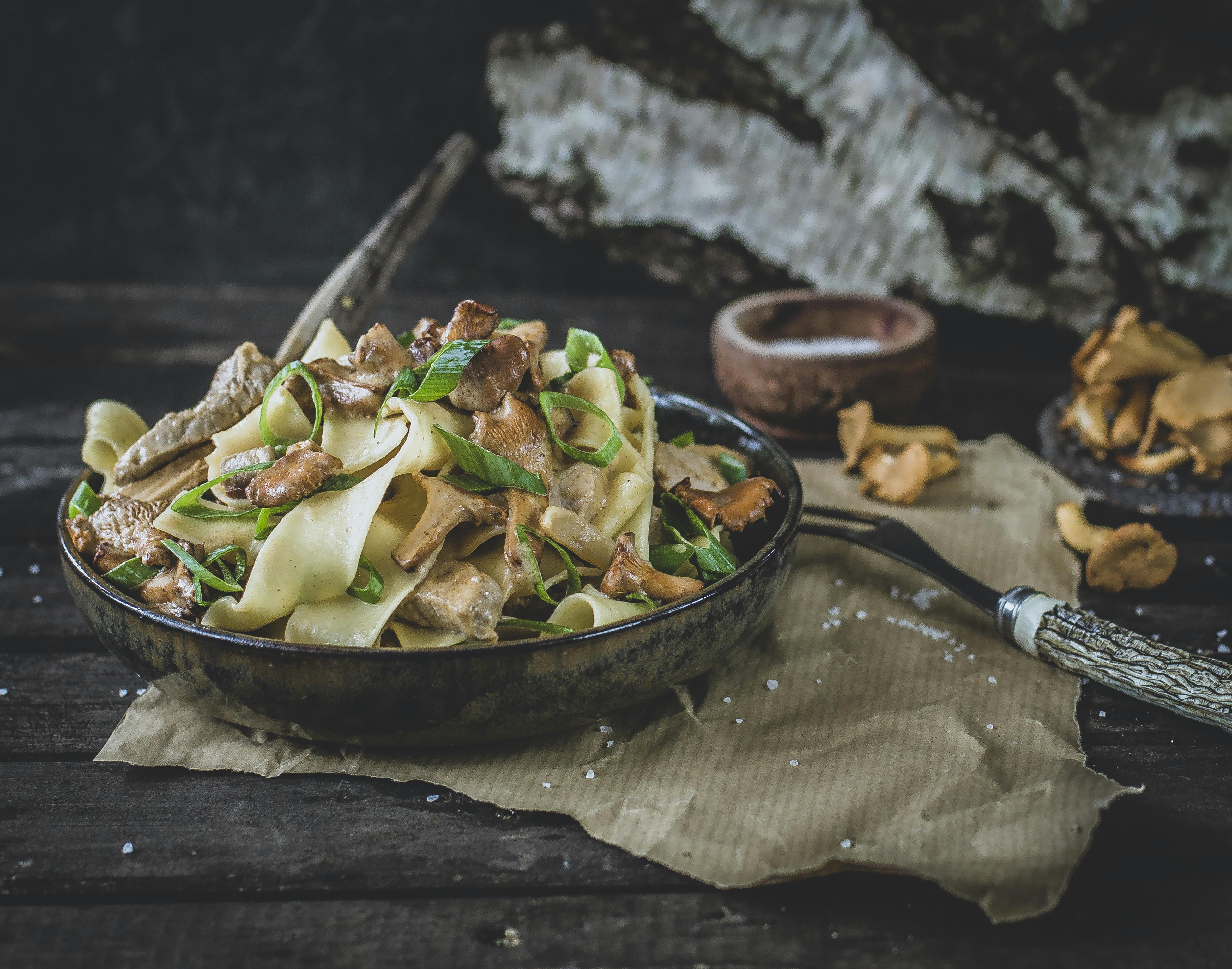 Nudeln mit Geschnetzeltem und Pfifferlingen | Rezept | FOODBOOM