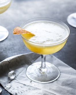 Breakfast Martini, eine Gin Sour Variante mit Bitterorangenmarmelade in einer Cocktailschale.