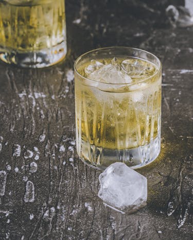 Padovani Cocktail mit Holunderblütensirup und Whiskey