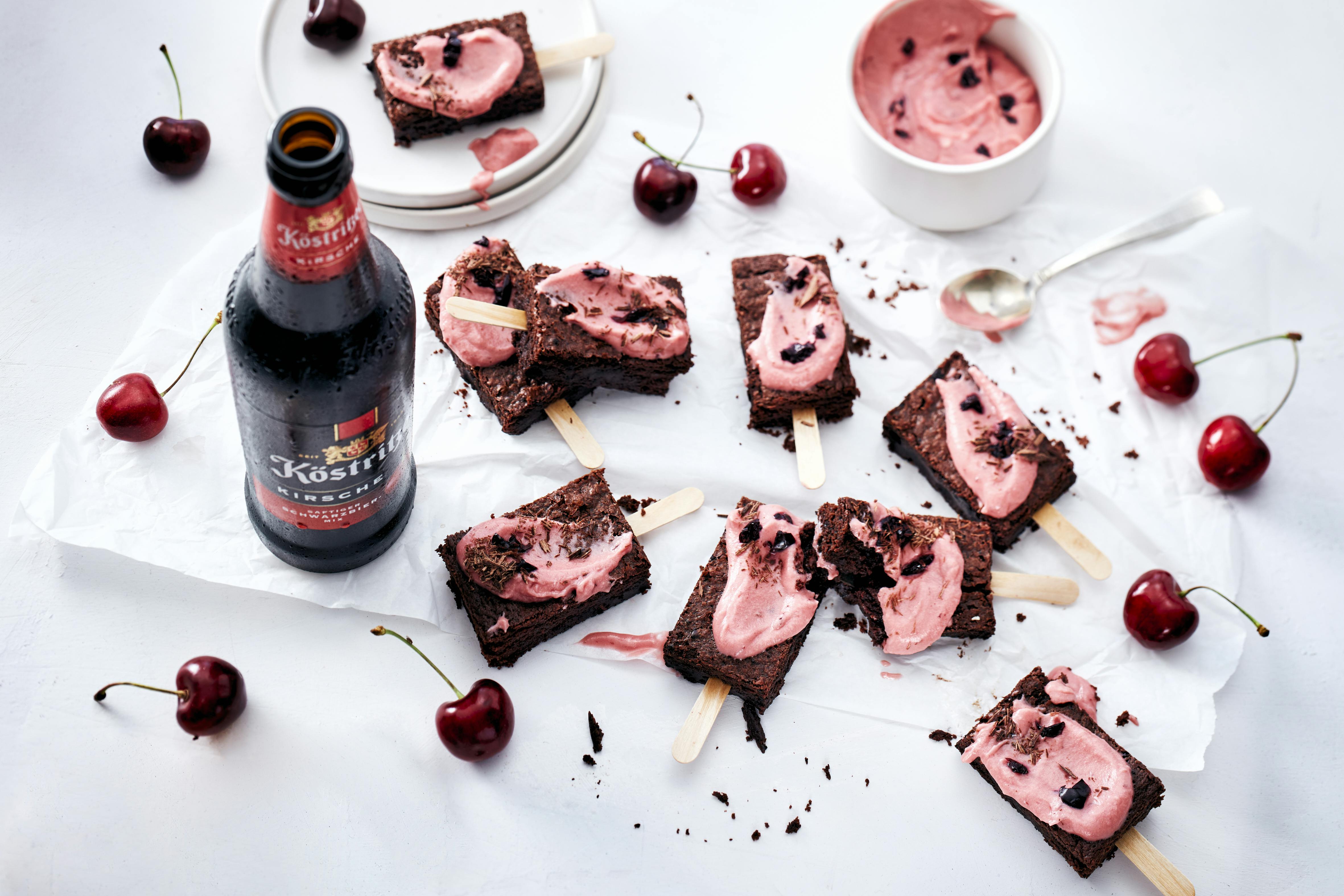 Kirsch-Brownie-Bites am Stiel | Rezept | FOODBOOM