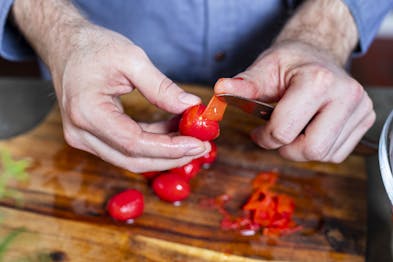 Tomatenhaut wird per hand abgezogen für Pesto alla trapanese
