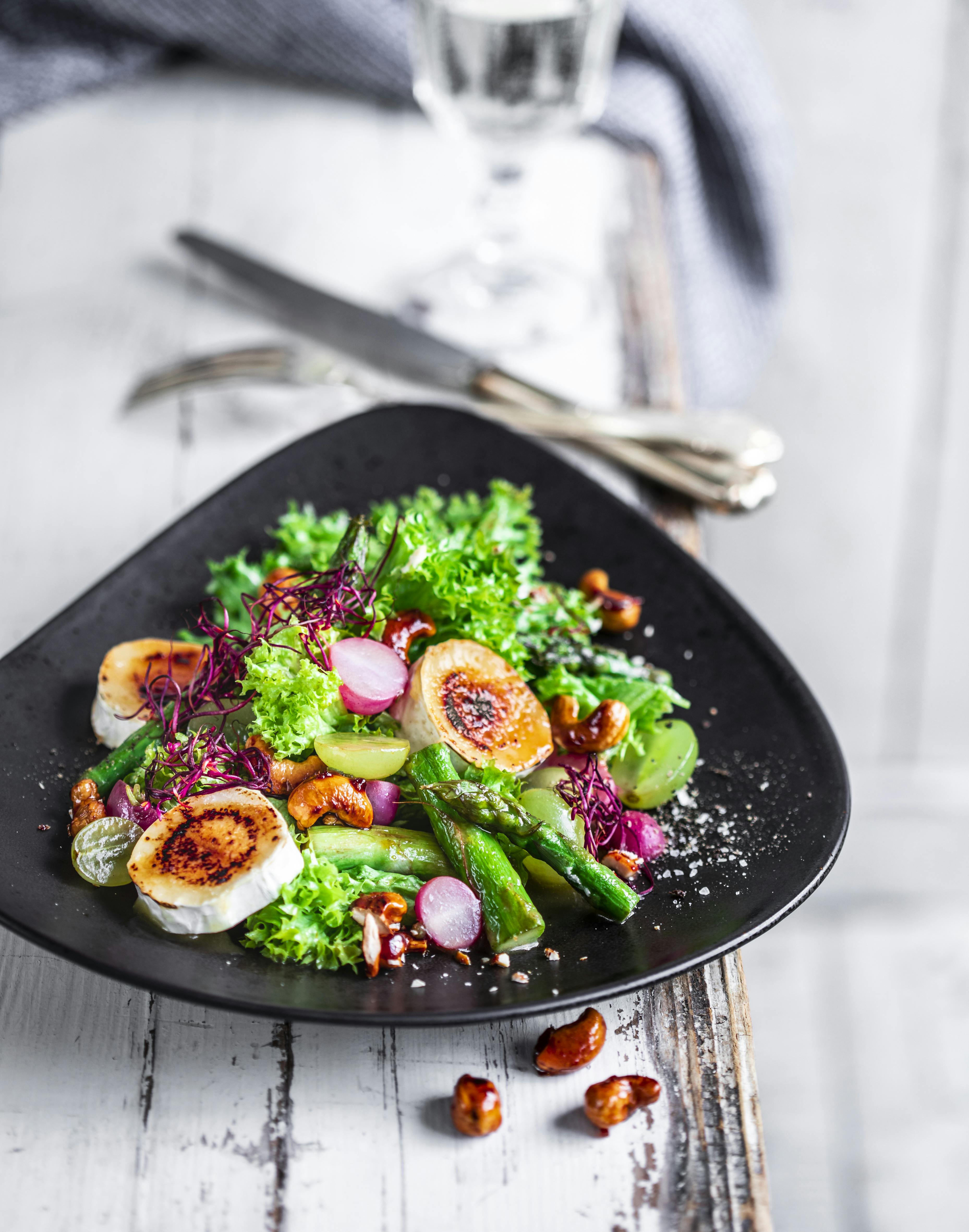 Salat mit gratiniertem Ziegenkäse und grünem Spargel | Rezept | FOODBOOM