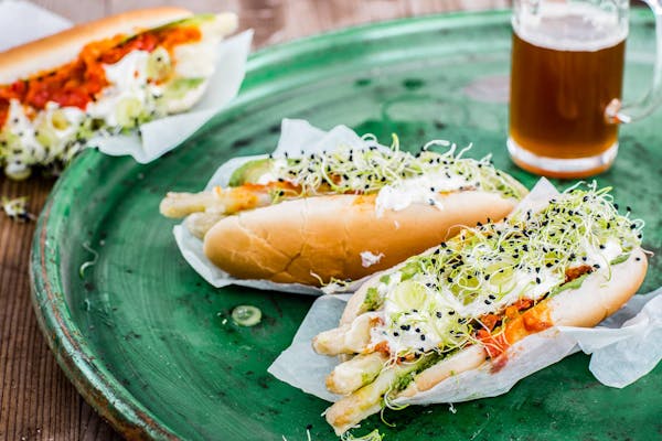 Hot Dog mit Spargel statt Hot-dog-Würstchen
